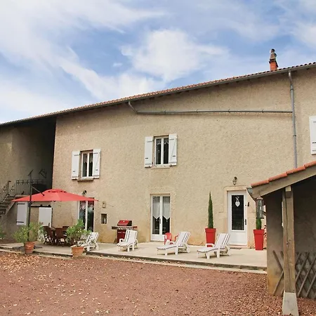 Vakantiehuis Three-bedroom Holiday In Riottier *