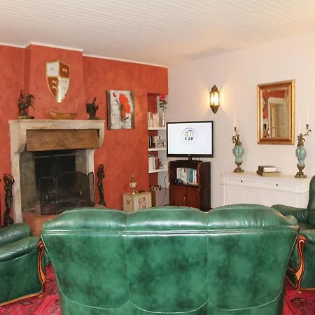Dom wakacyjny Three-bedroom Holiday In Riottier Jassans-Riottier